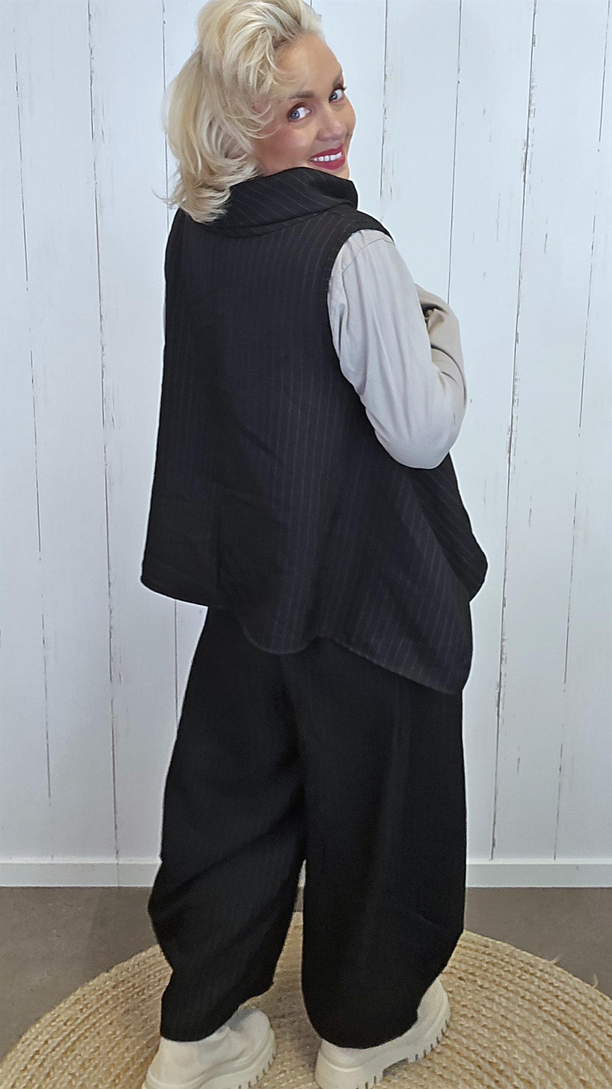 Bella pinstripe vesttopp med høy hals