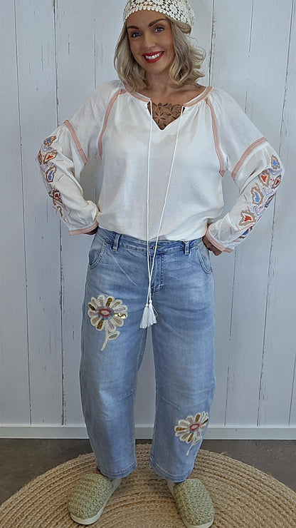 Vilde vide jeans med blomsterdetaljer