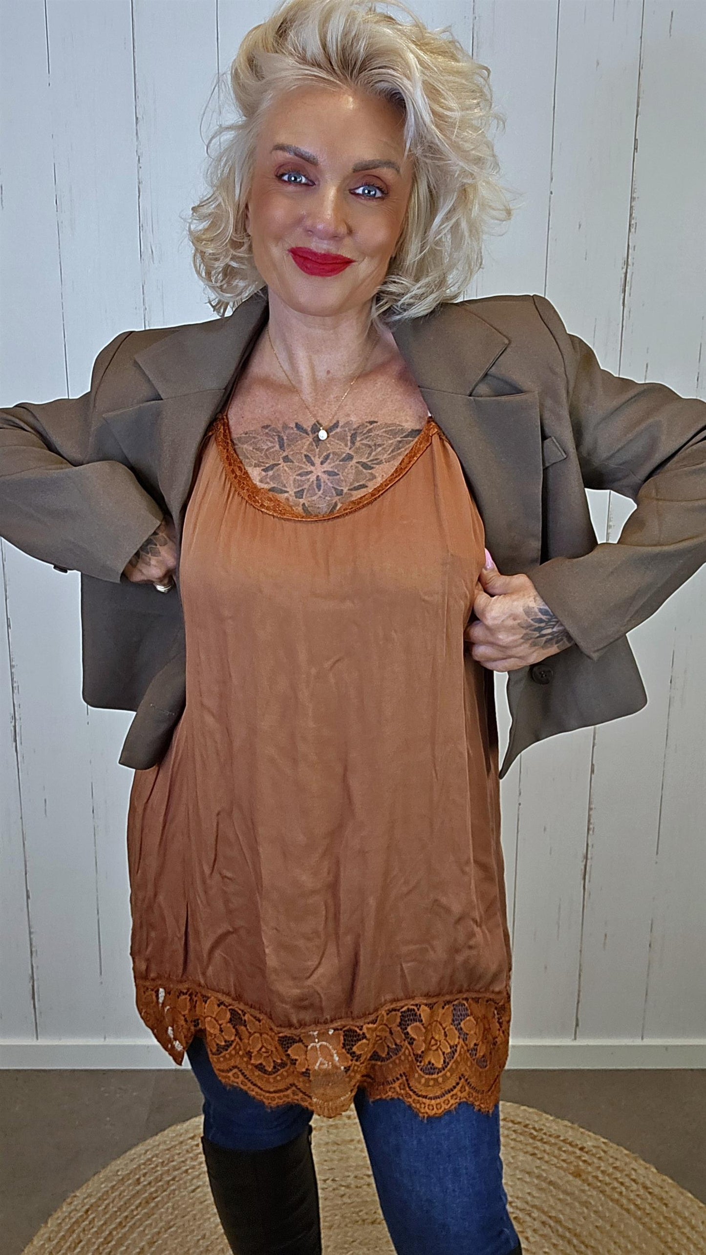 Evelina Singlet med blonder rust