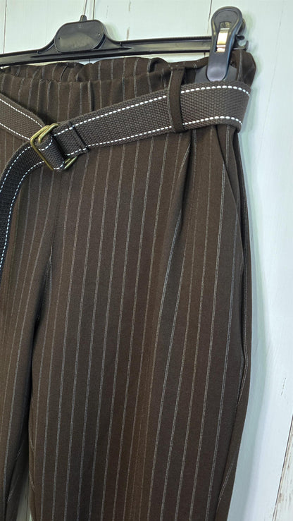 Brun stripete bukse med belte