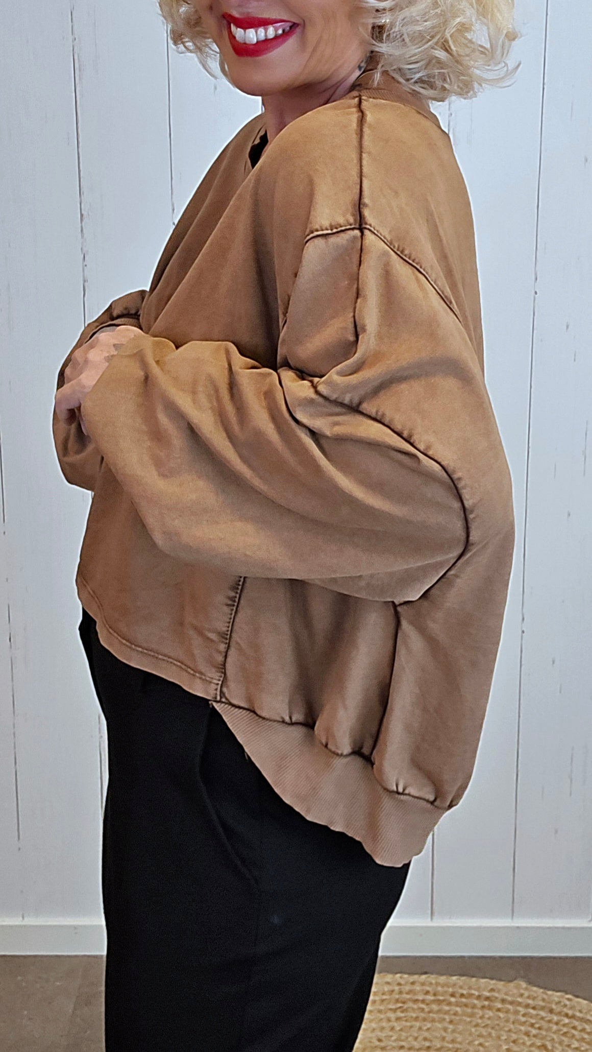 Elodie oversized genser med båthals konjak