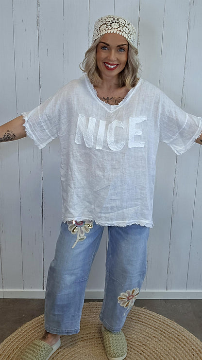 Hvit oversized topp med “NICE”