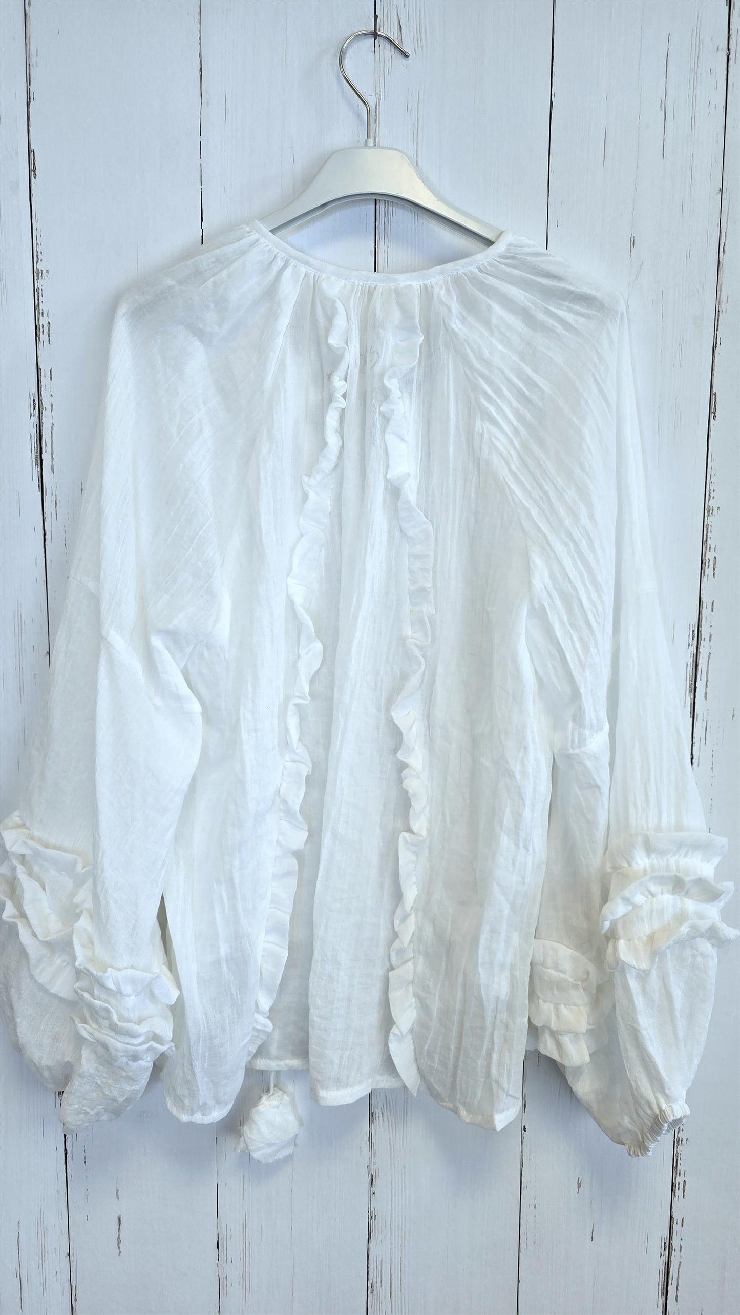 Mia bluse med volanger og knyting hvit
