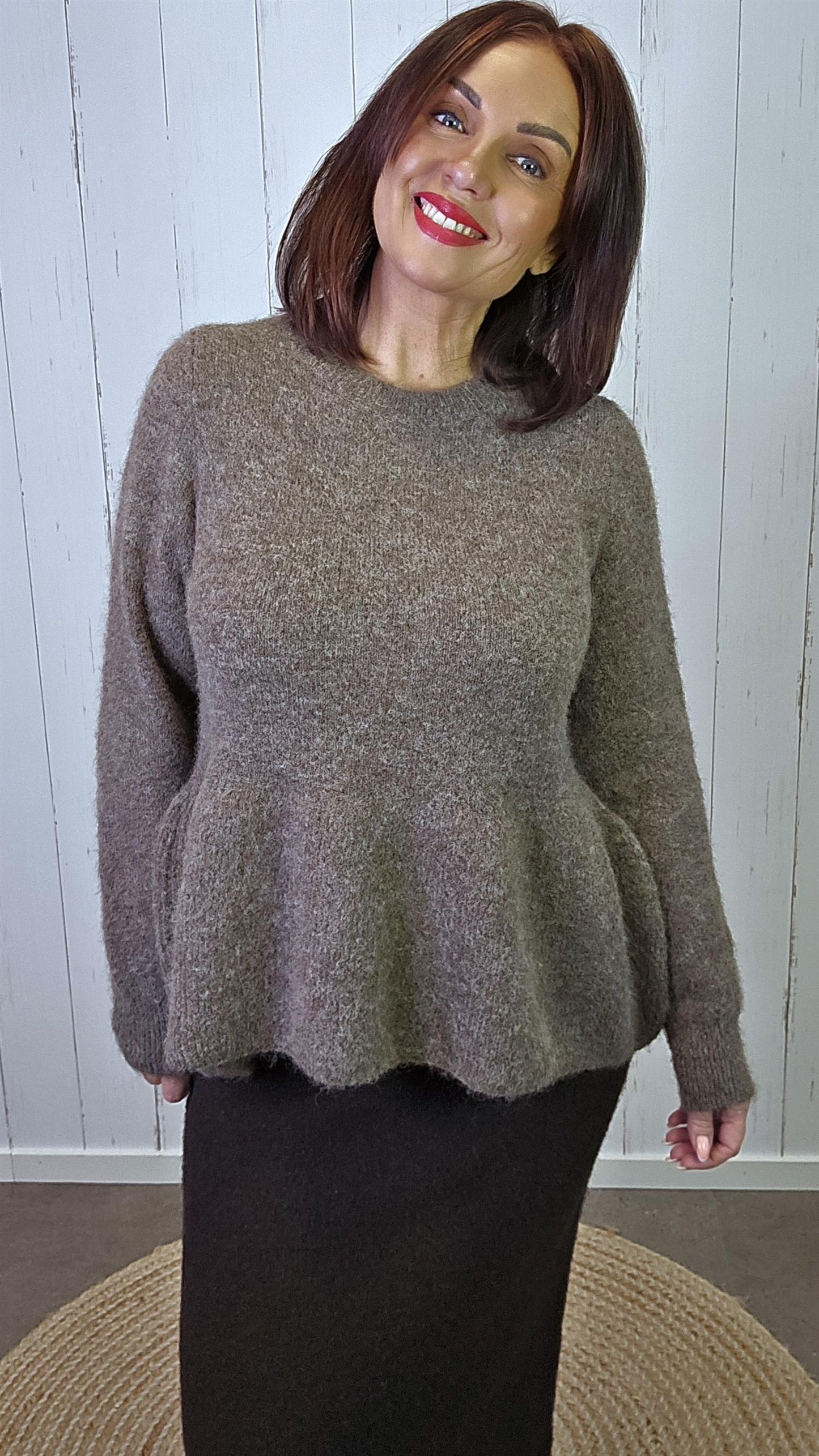 Siv brun myk genser med knappdetaljer bak