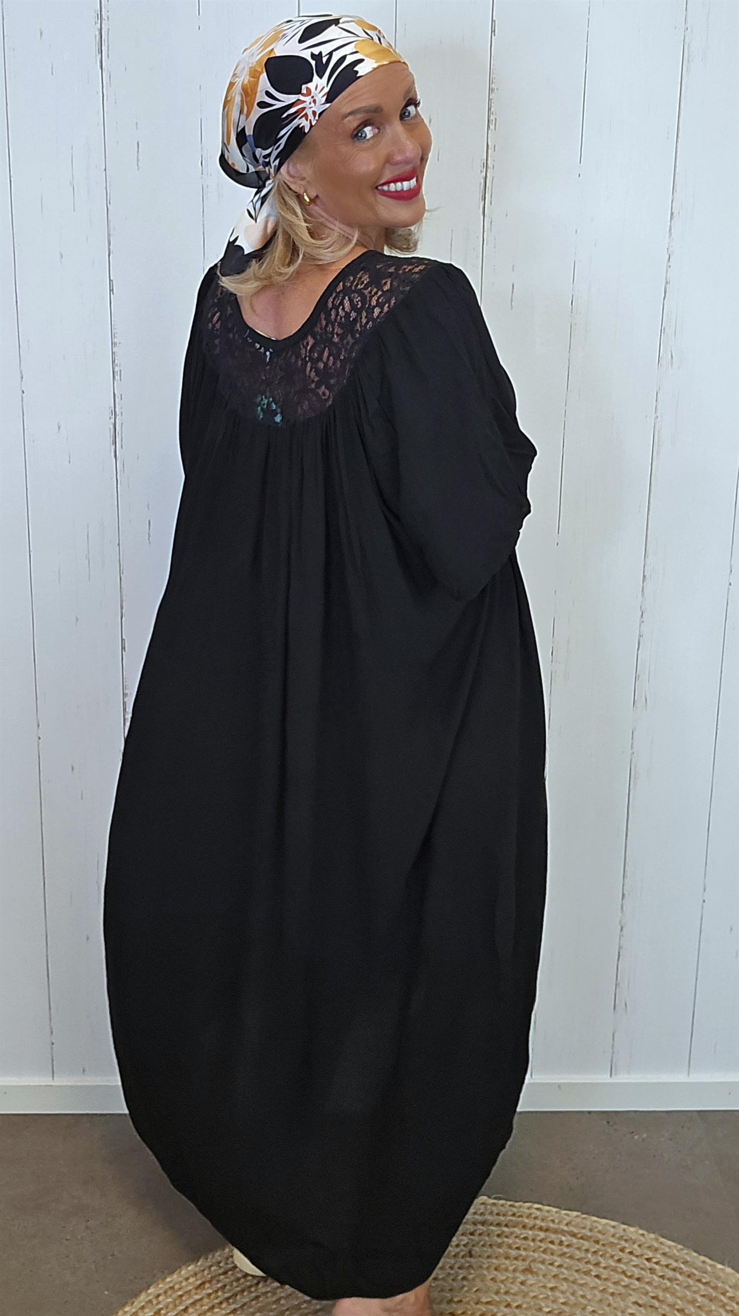 Freja blonde kjole svart