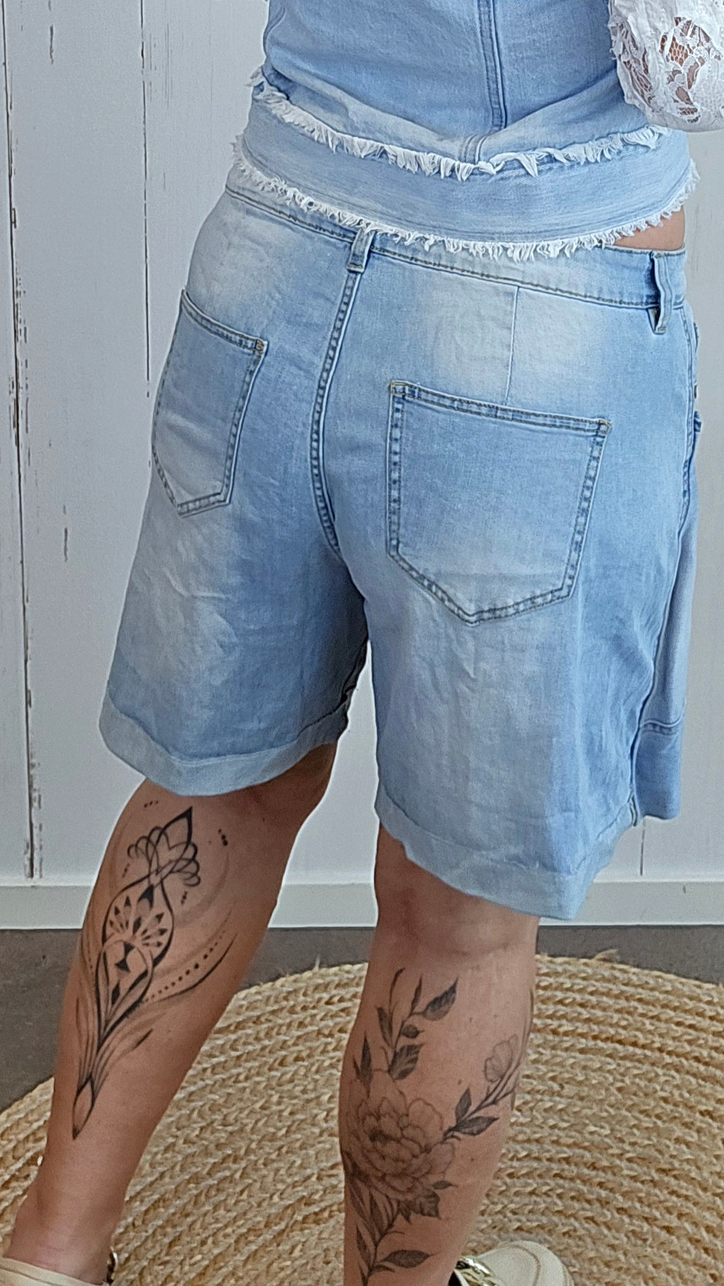 Denim shorts med omslag og knappedetaljer