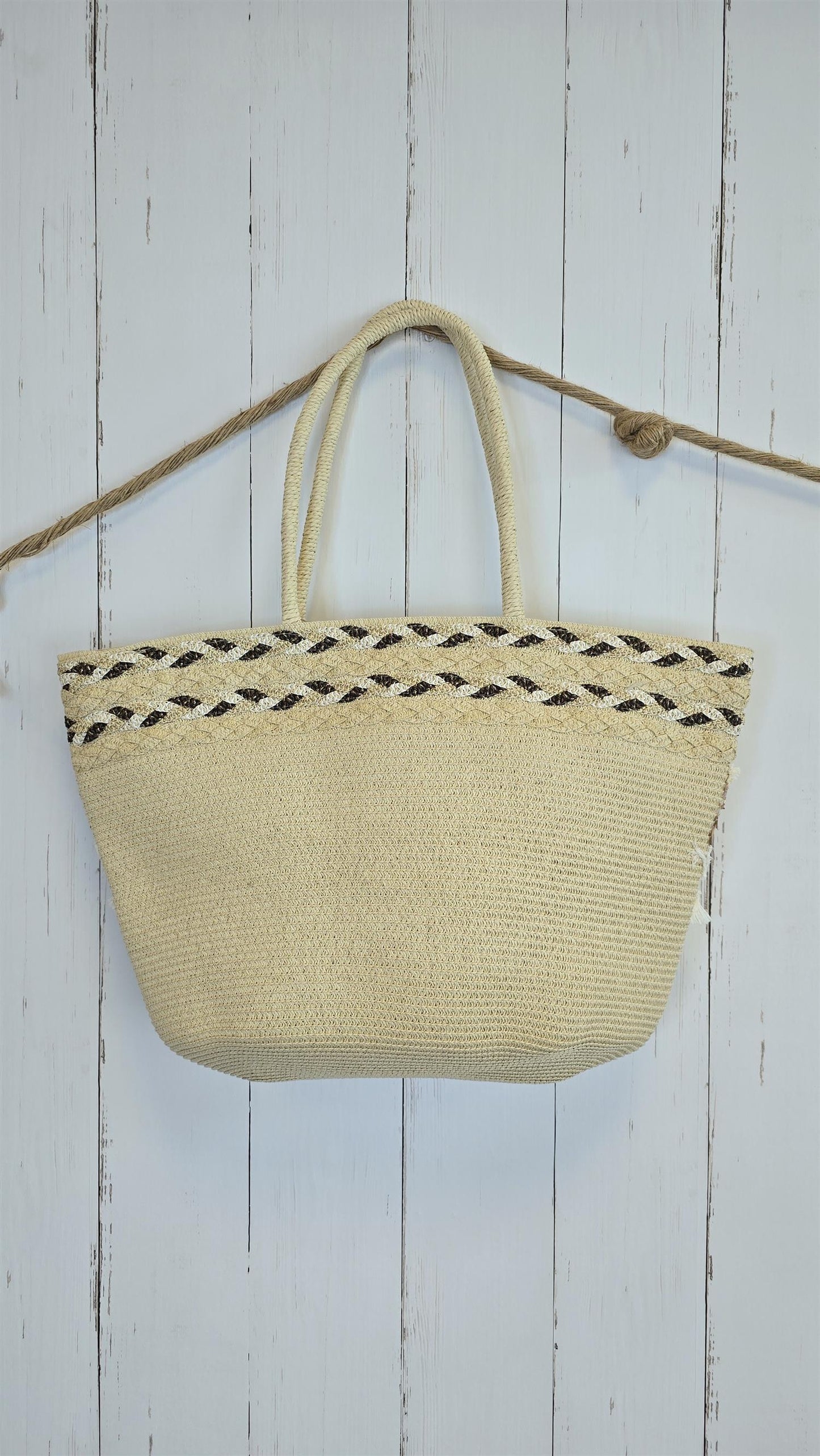 Stråveske med detaljer beige