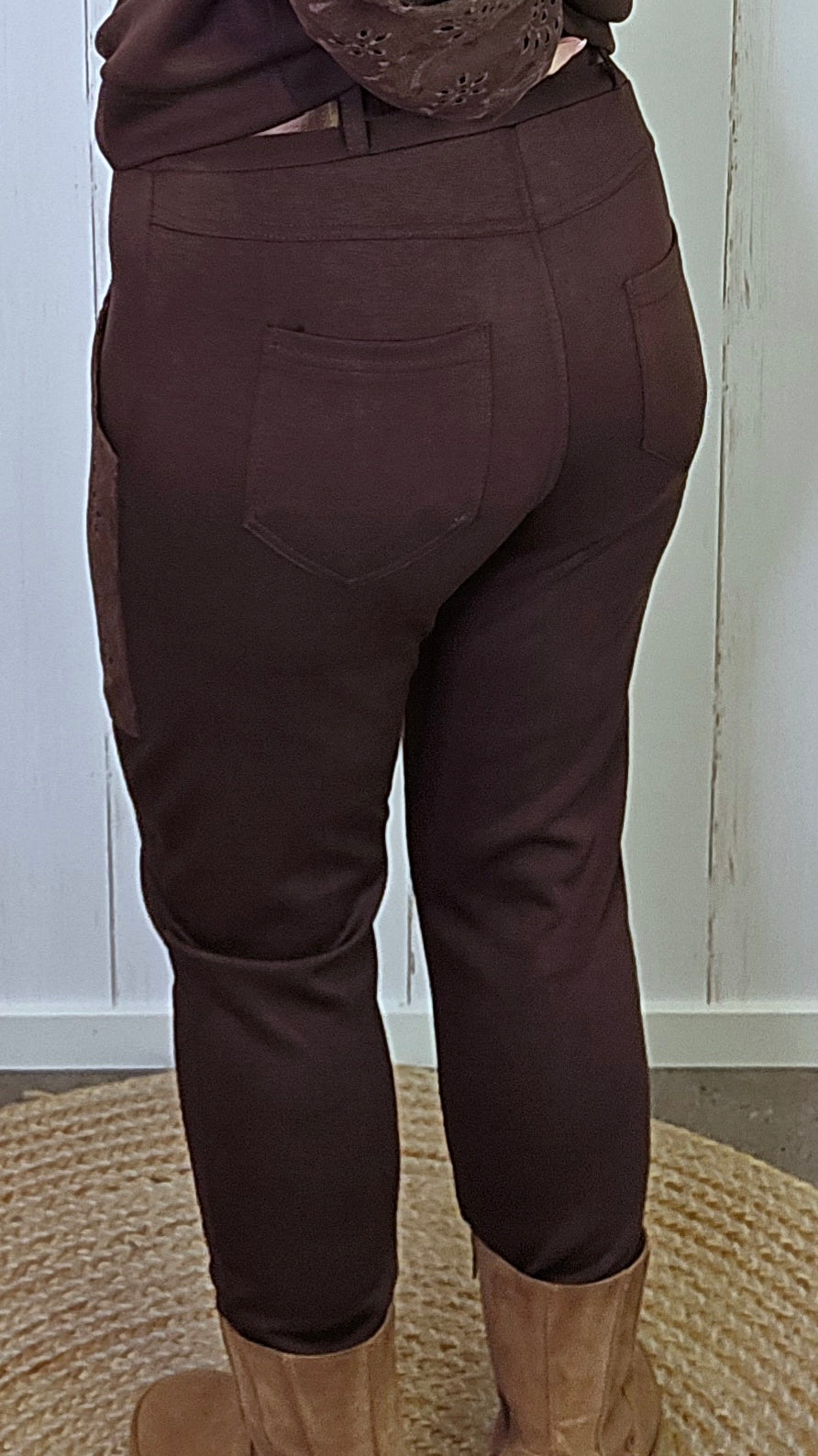 Brun bukse med broderte lommer og belte