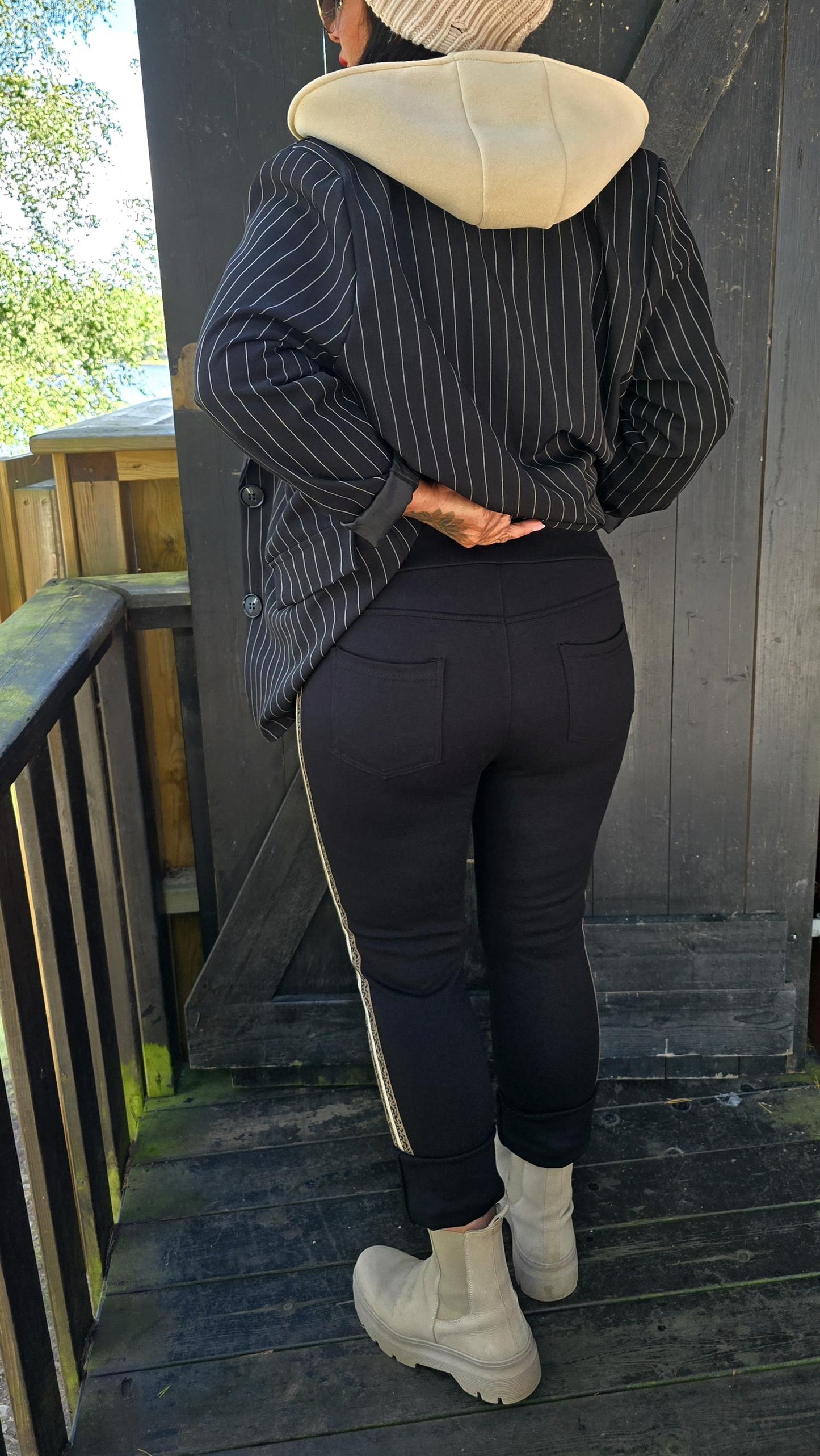 Bukse svart med leo i siden