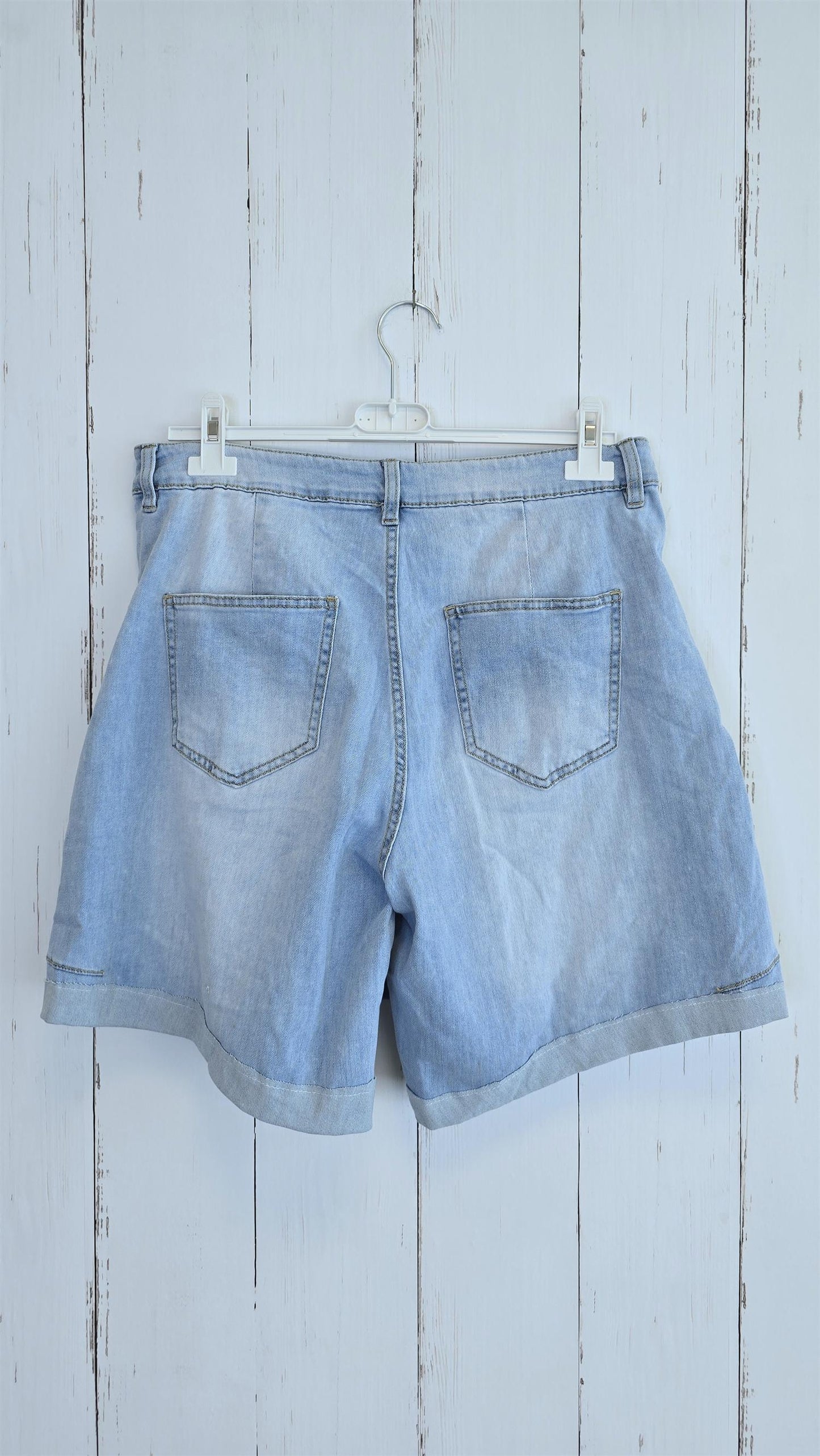 Denim shorts med omslag og knappedetaljer