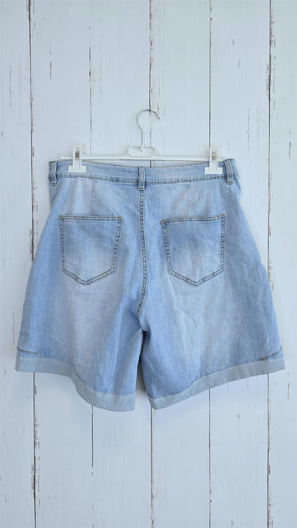 Denim shorts med omslag og knappedetaljer