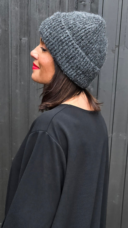 Love Beanie mørkgrå