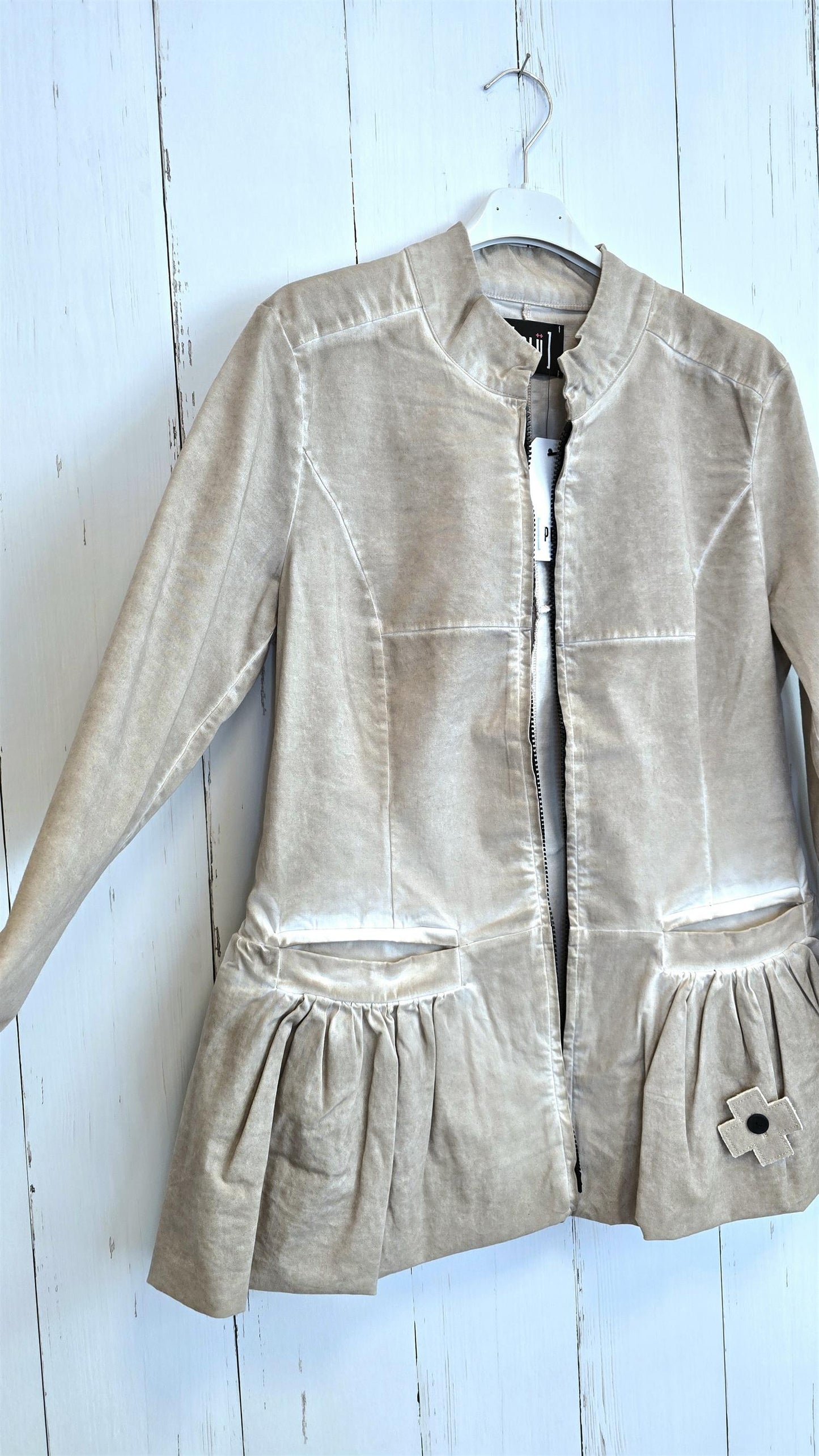 Delicate blazer sand