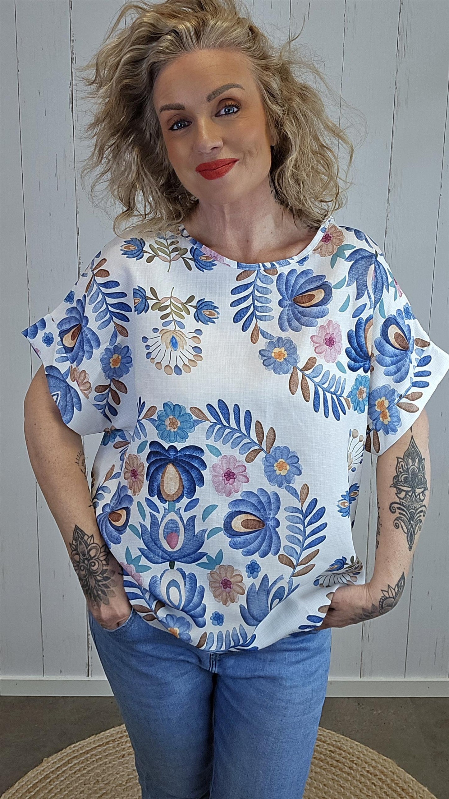 Elena topp med blomsterprint