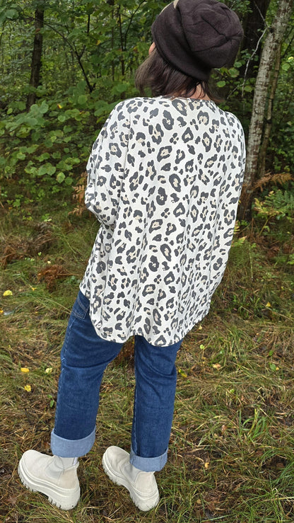 Leo genser med broche