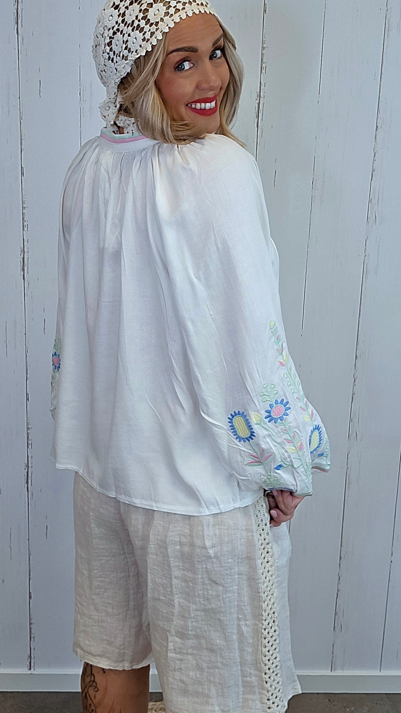 Brodert boho-bluse i linblanding