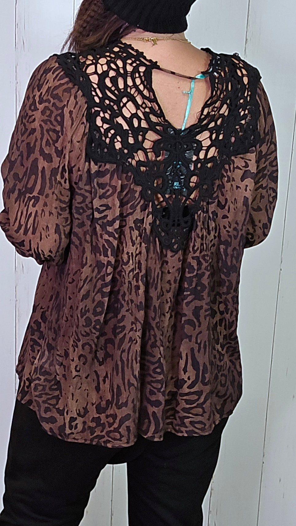 Brun leopardbluse med heklet blondeparti