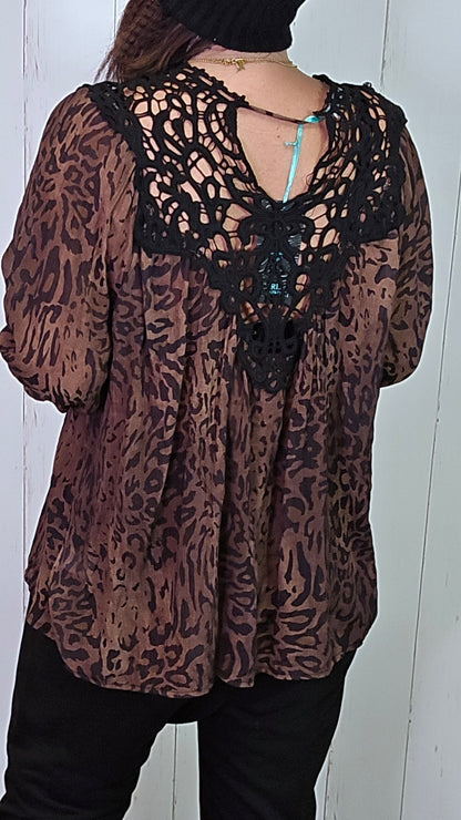 Brun leopardbluse med heklet blondeparti