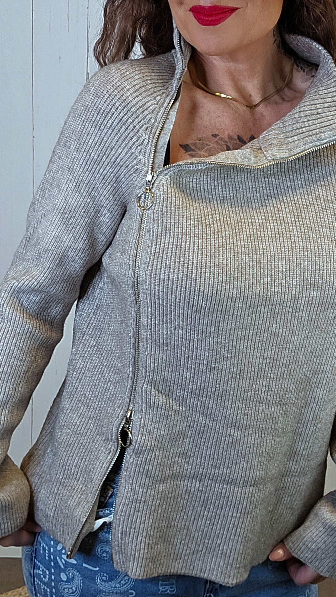 Amalie ribbestrikket genser med glidelås