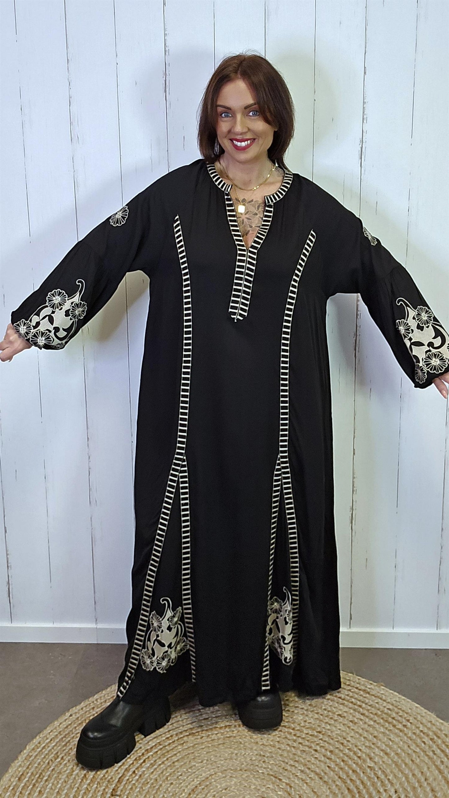 Amira brodert maxikjole svart