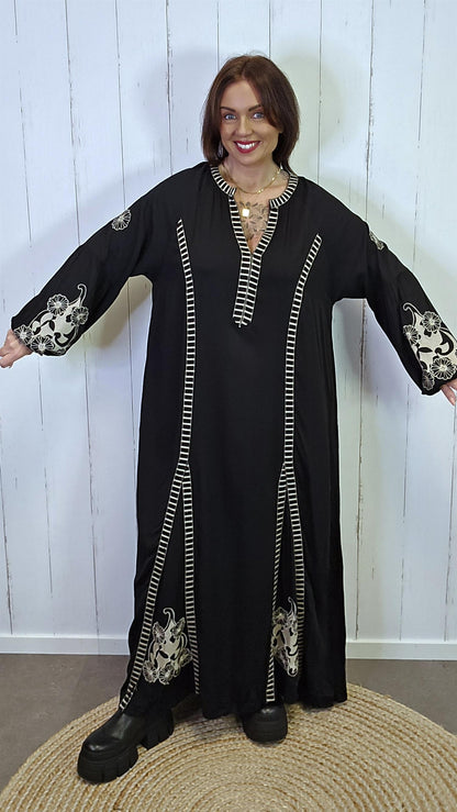 Amira brodert maxikjole svart