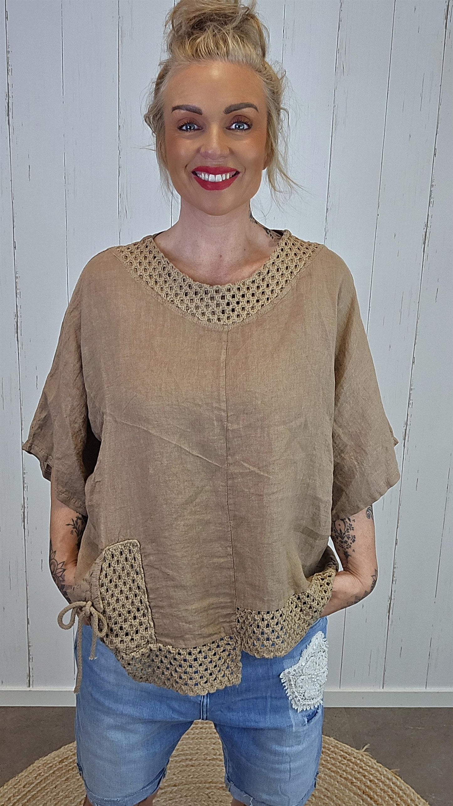 Lin Topp med Hekledetaljer camel