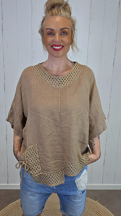 Lin Topp med Hekledetaljer camel