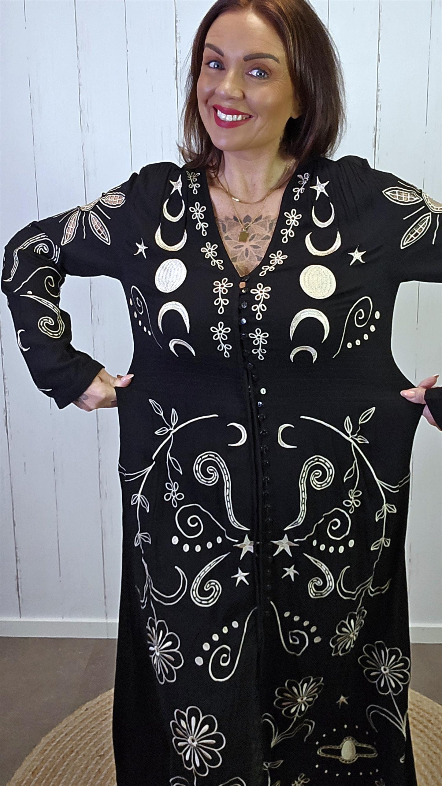 Selma brodert kjole svart