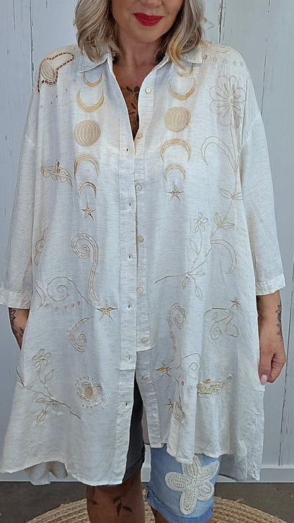 Queenie skjortekjole med broderte detaljer beige