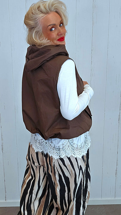 Blonde vest med hette brun