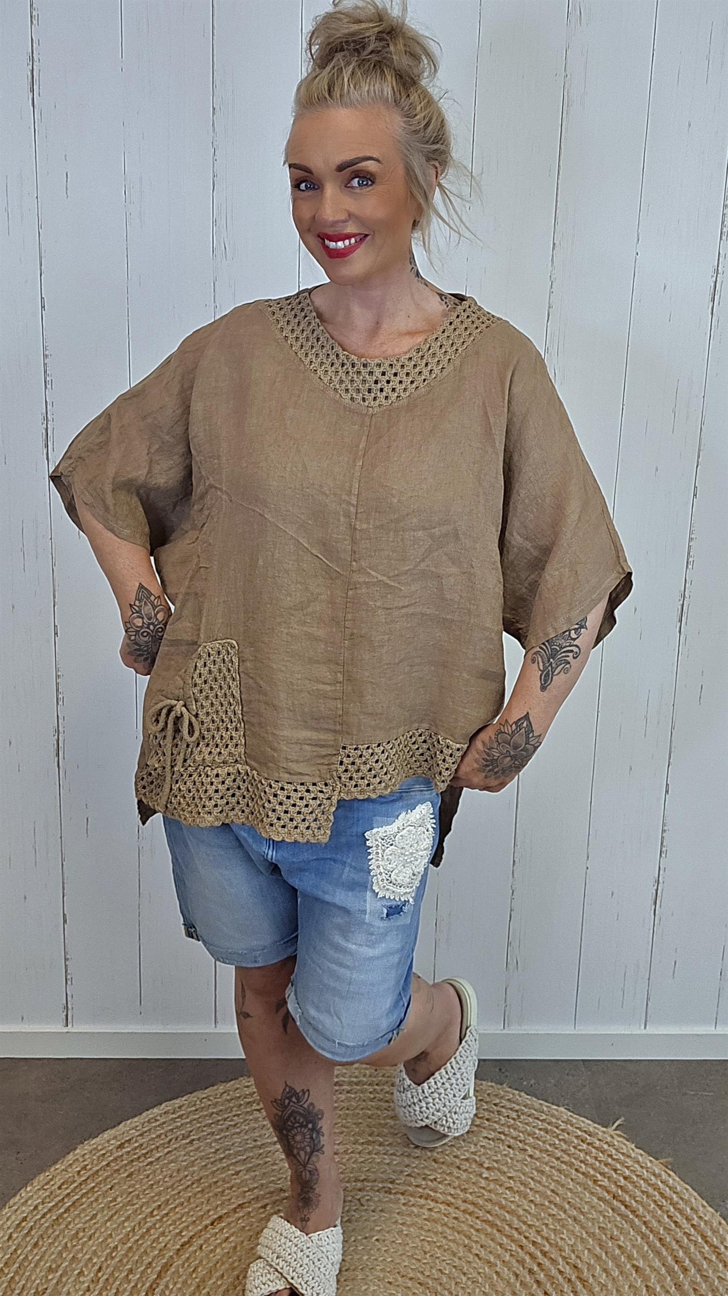 Lin Topp med Hekledetaljer camel