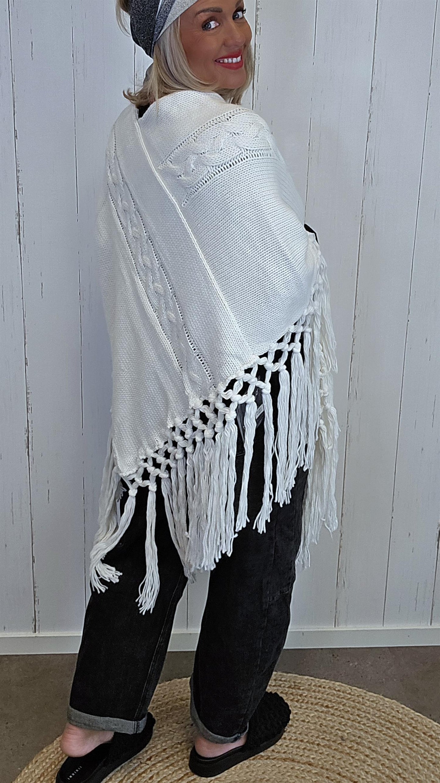 Enya poncho med Frynser Creme