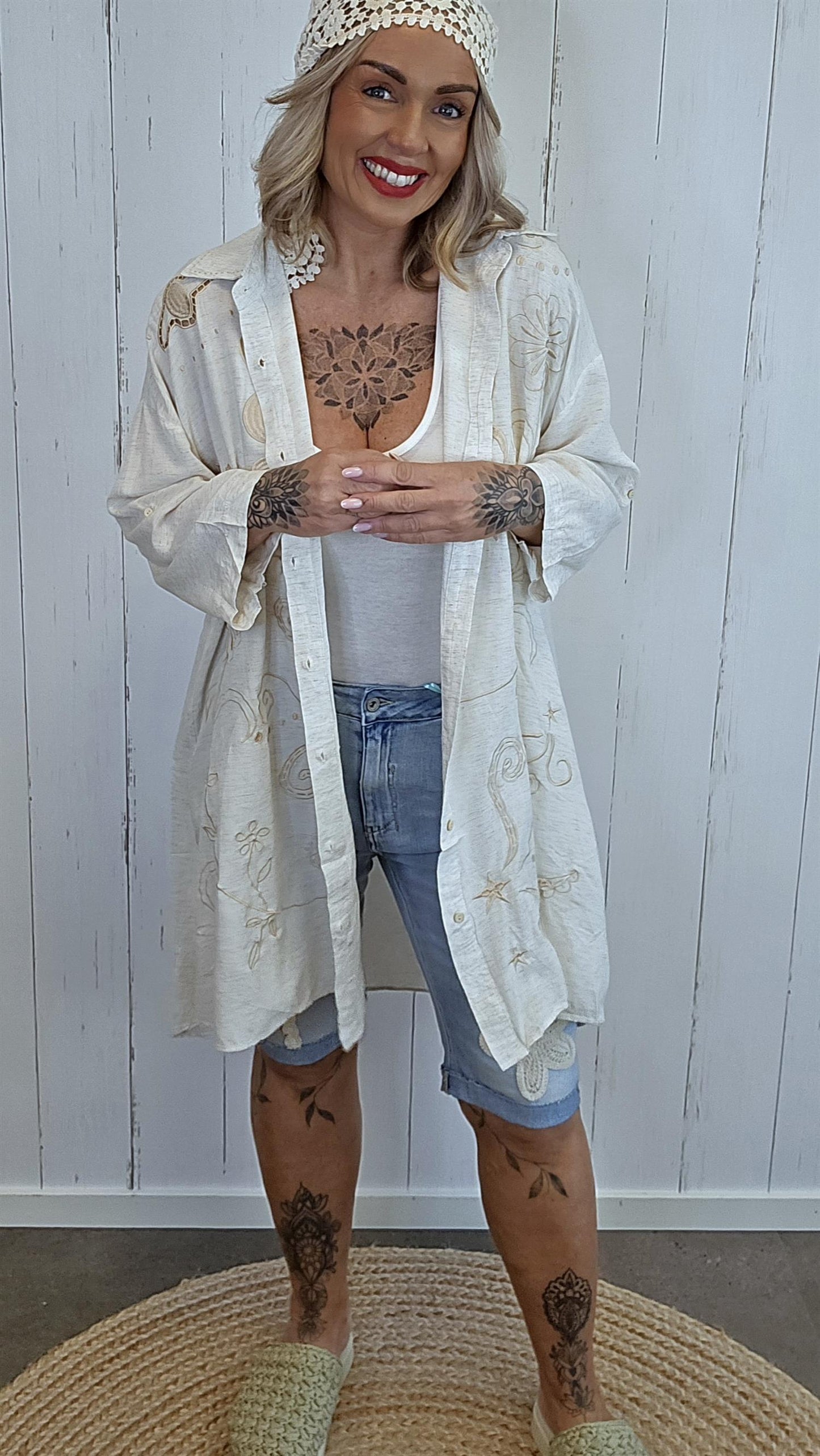 Queenie skjortekjole med broderte detaljer beige