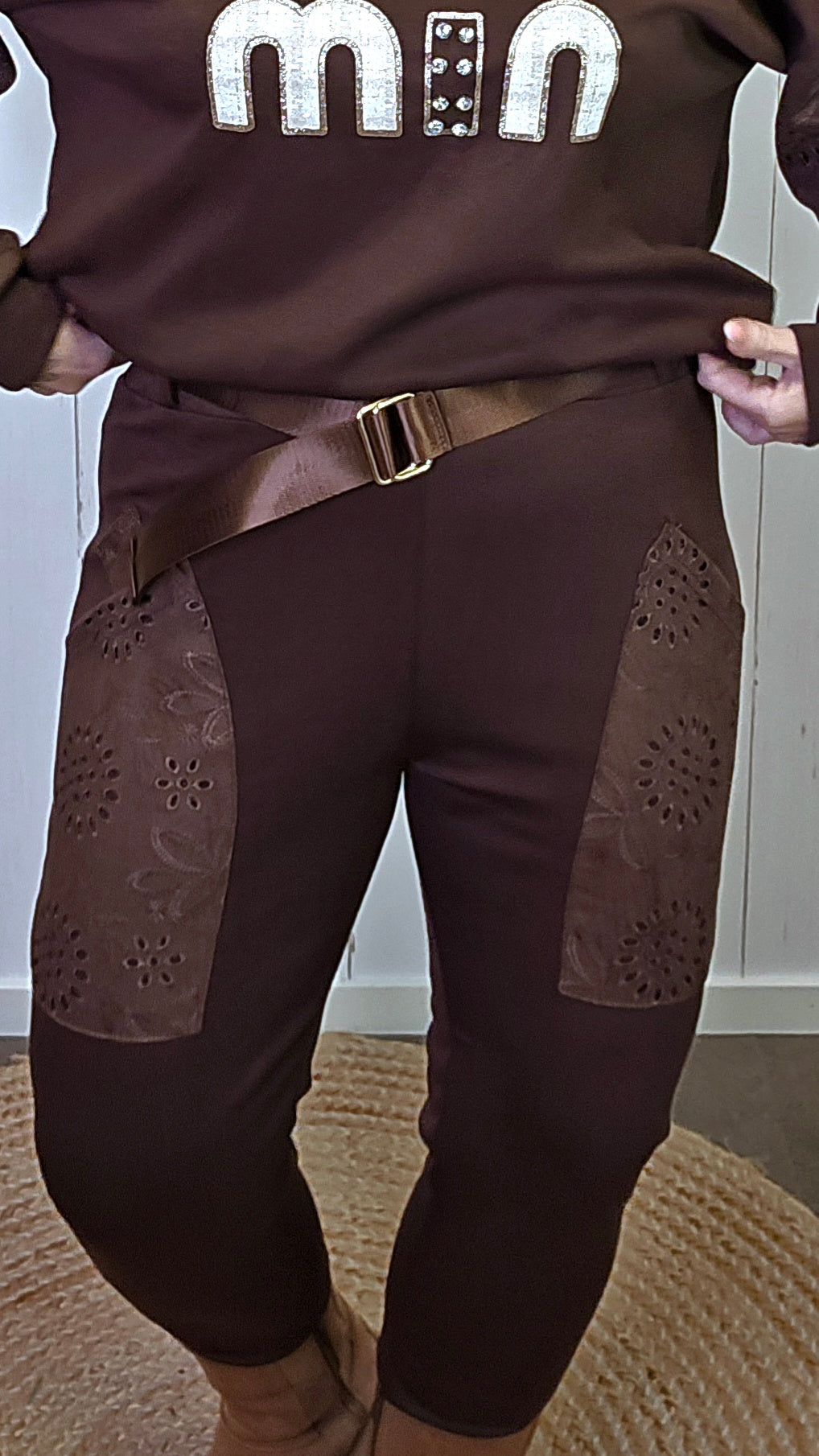 Brun bukse med broderte lommer og belte