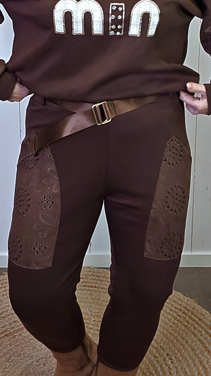 Brun bukse med broderte lommer og belte