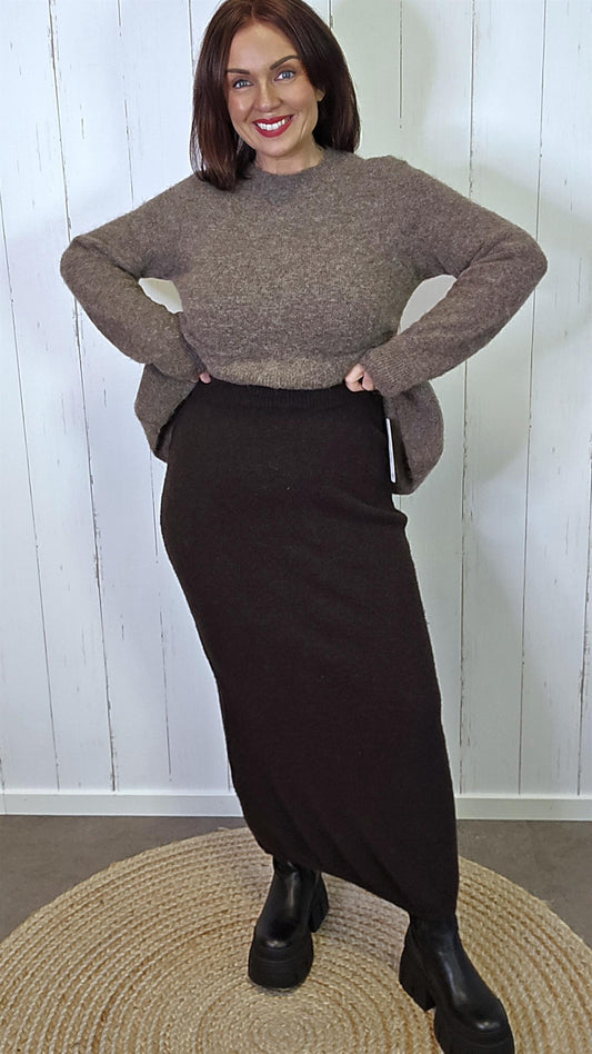 Milla brunt strikkeskjørt