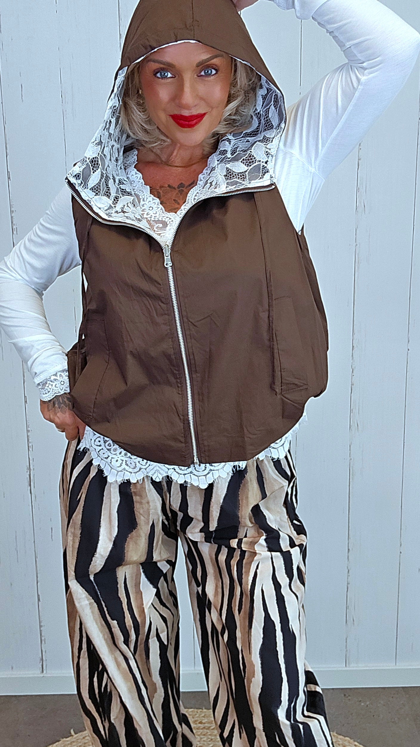 Blonde vest med hette brun