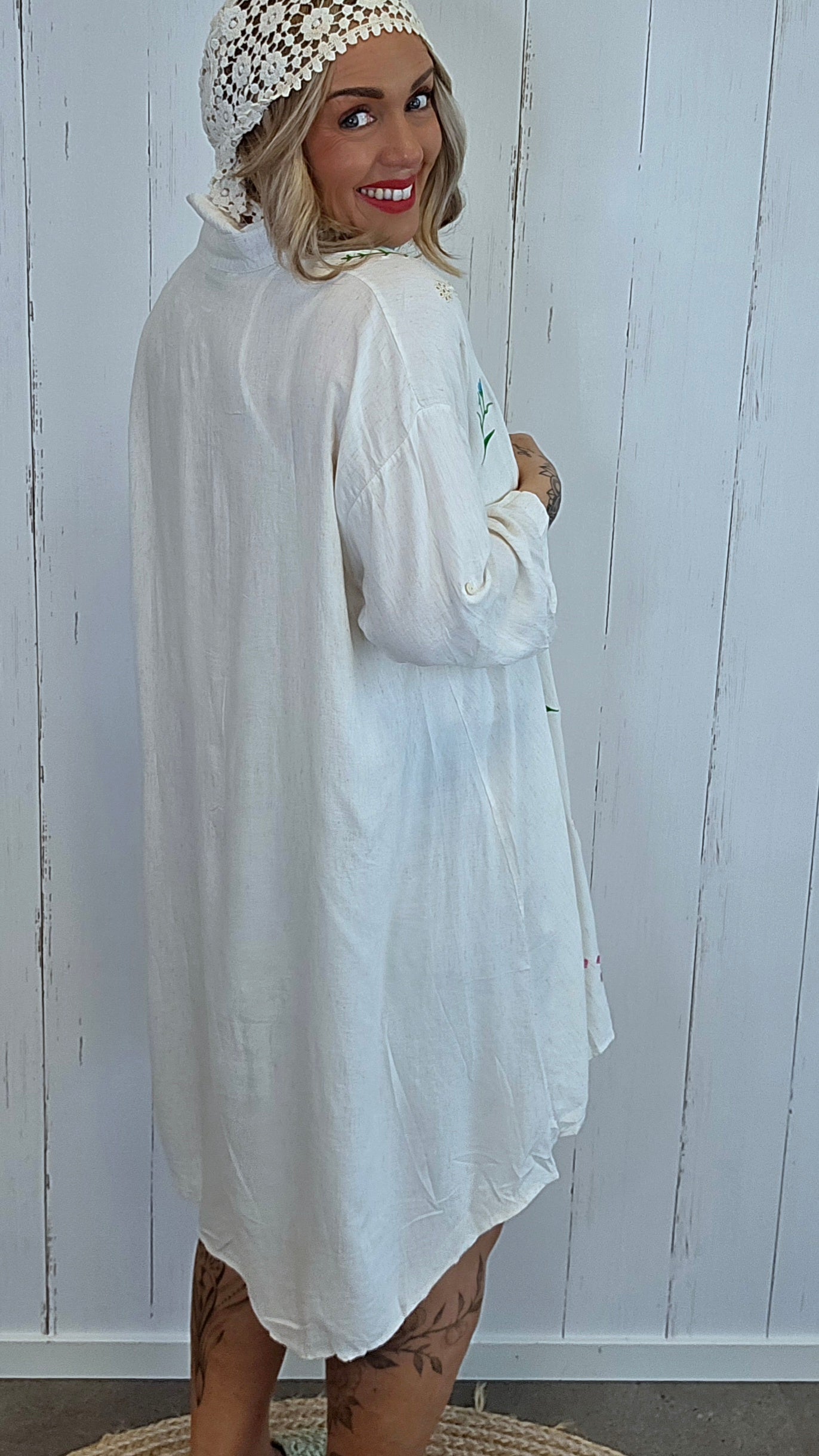 Beige skjortekjole med brodert mønster