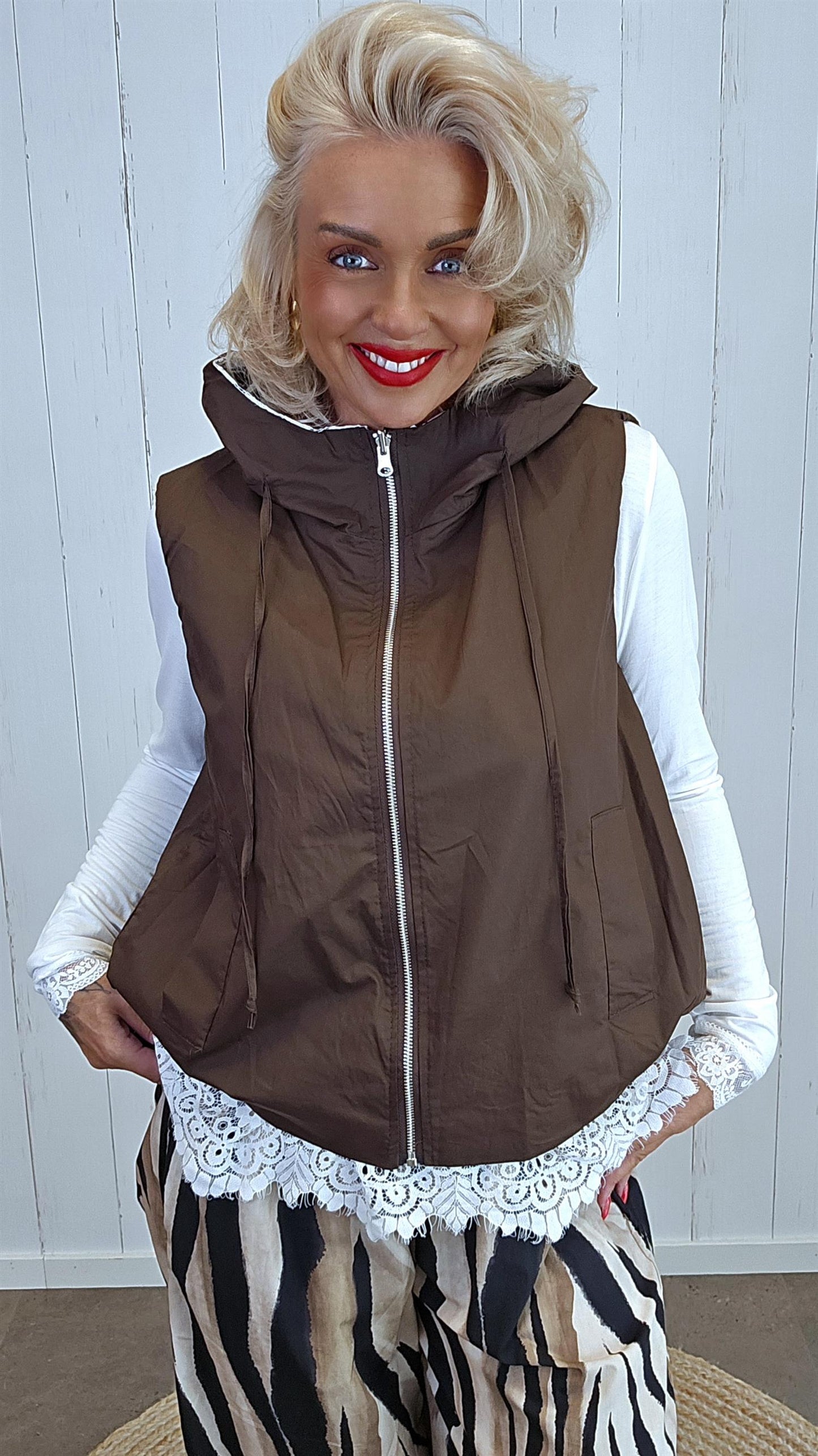Blonde vest med hette brun