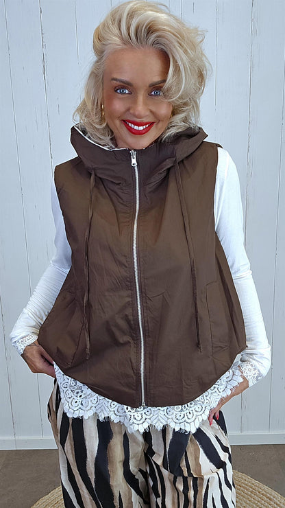 Blonde vest med hette brun