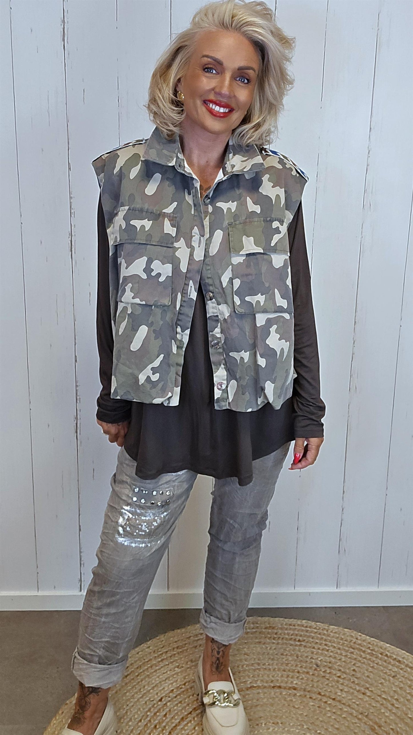 Camo vest med knapper
