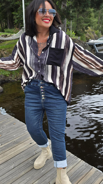 Svart og brun stripete skjorte
