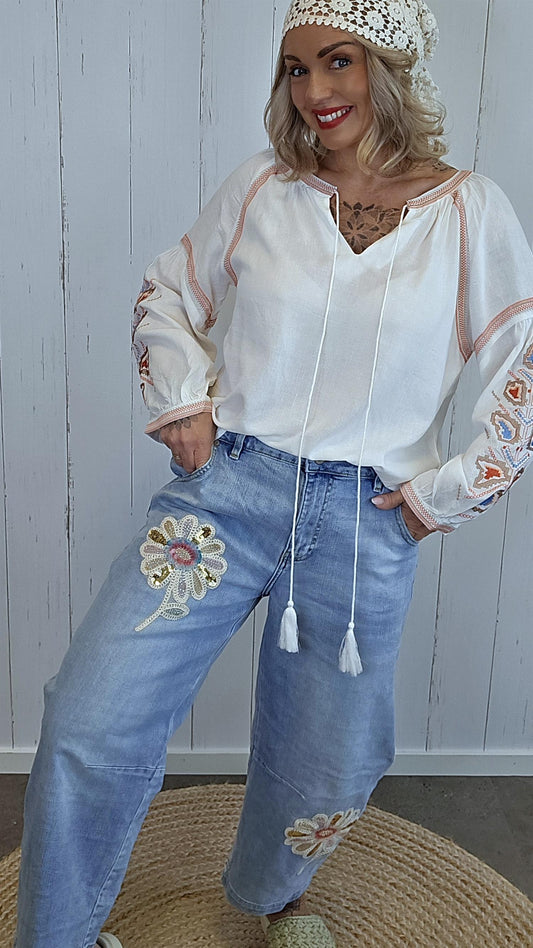 Vilde vide jeans med blomsterdetaljer
