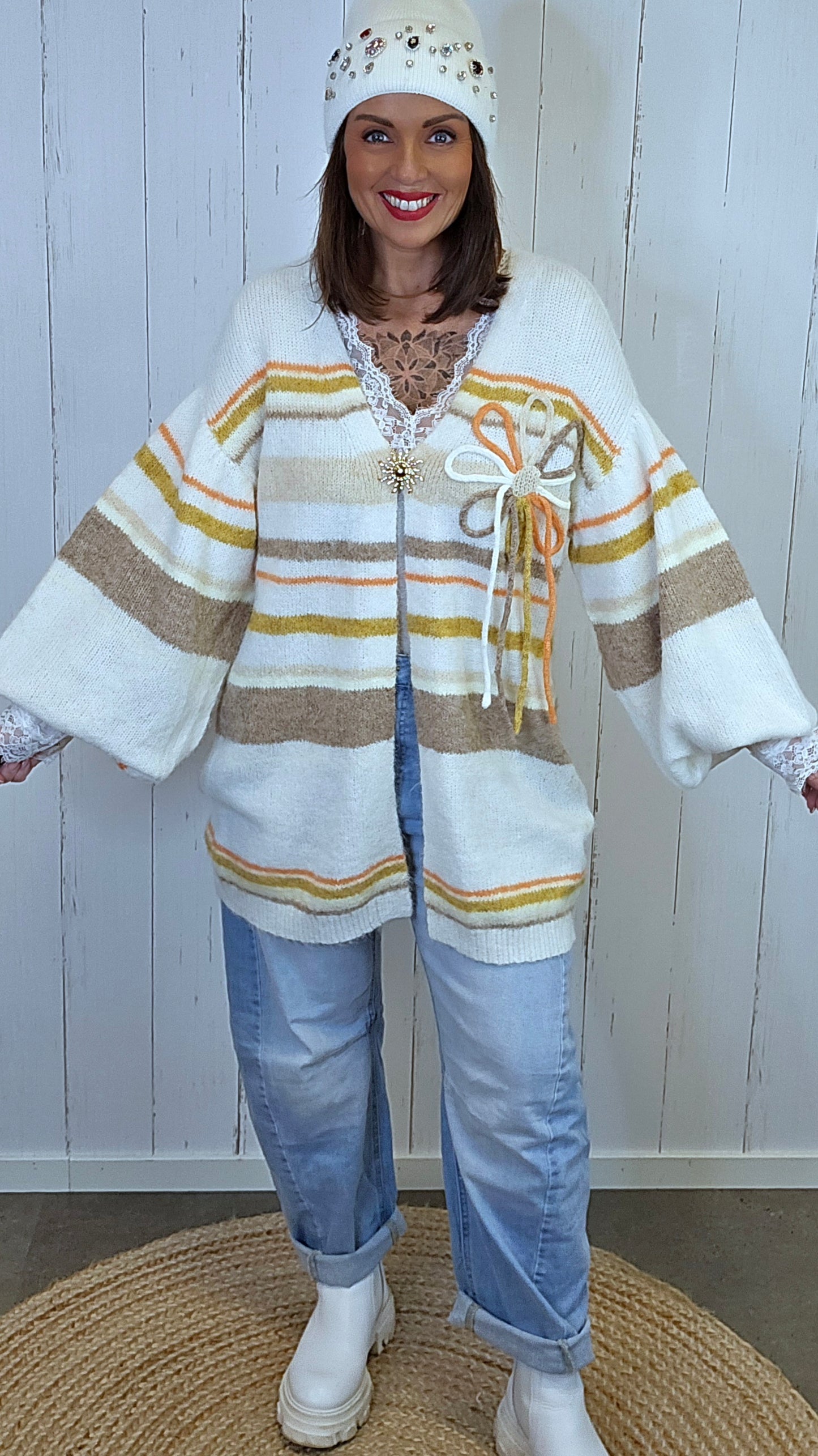 Stripet cardigan med brosje