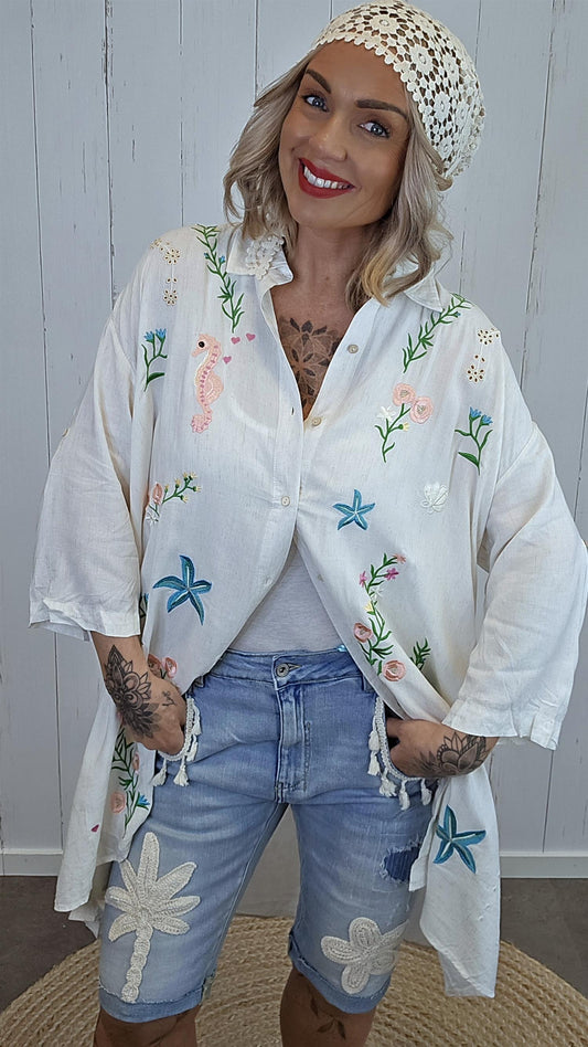 Beige skjortekjole med brodert mønster