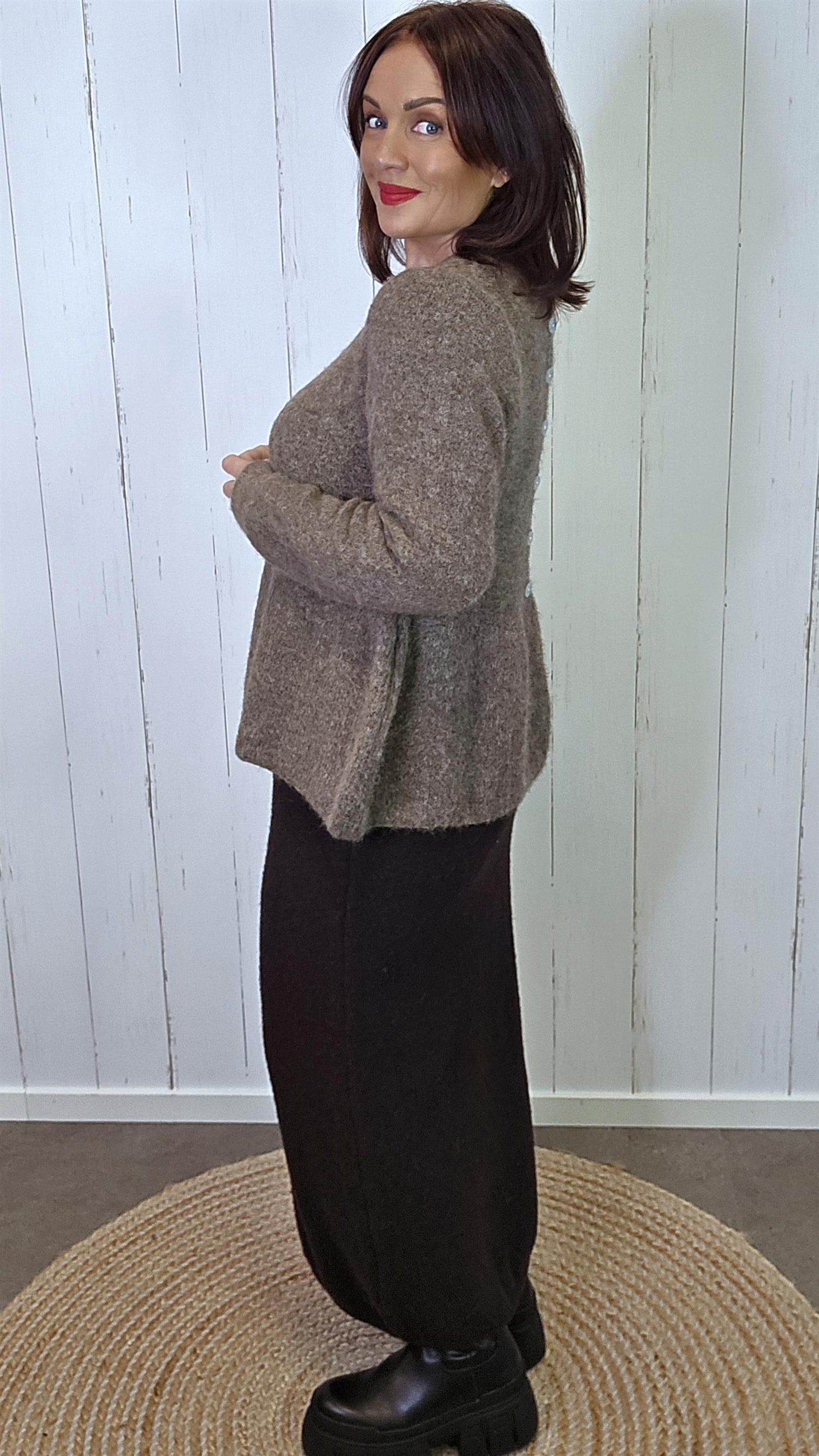 Siv brun myk genser med knappdetaljer bak