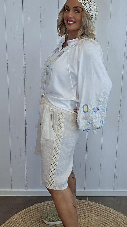 Beige linshorts med hekledetaljer