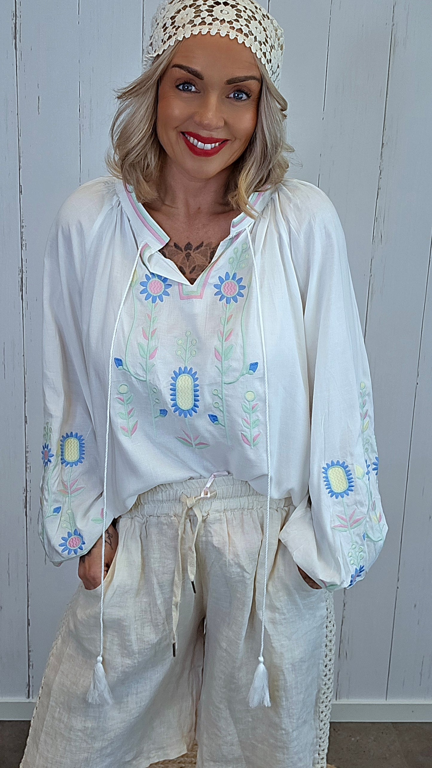Brodert boho-bluse i linblanding