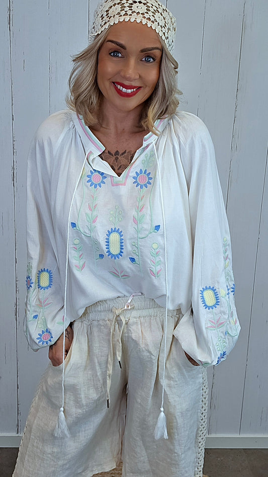 Brodert boho-bluse i linblanding