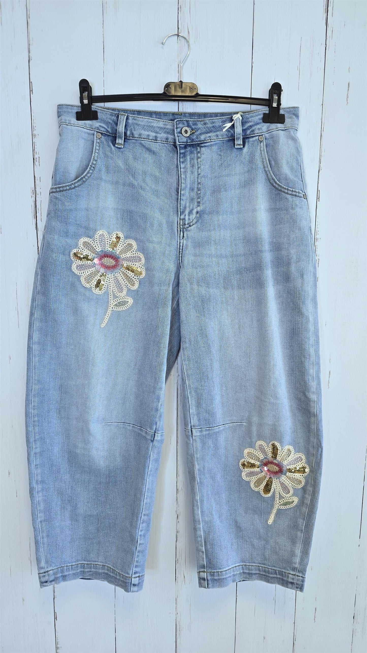 Vilde vide jeans med blomsterdetaljer